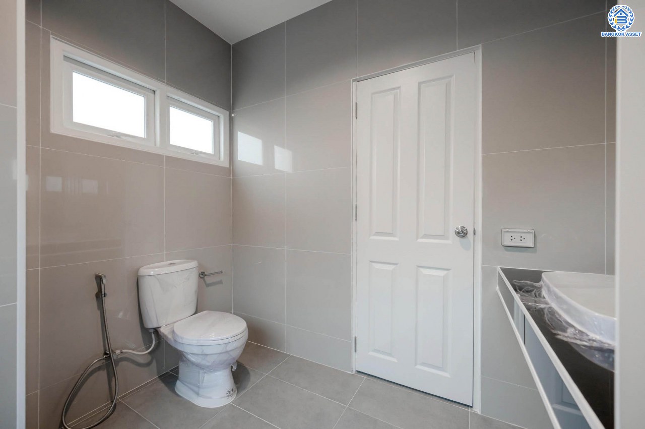 บ้านมือสองตกแต่งใหม่ โครงการ นนท์ณิชา พระนั่งเกล้า เนื้อที่กว้าง 67.5 ตร.ว. ฟังก์ชัน 3 ห้องนอน 3 ห้องน้ำ 1 ห้องอเนกประสงค์ 2 จอดรถ บนทำเลศักยภาพ ติดถนนรัตนาธิเบศร์ เชื่อมต่อถนนชัยพฤกษ์ ใกล้รถไฟฟ้าสายสีม่วง "สถานีไทรม้า" และจุดขึ้นทางด่วน "งามวงศ์วาน"